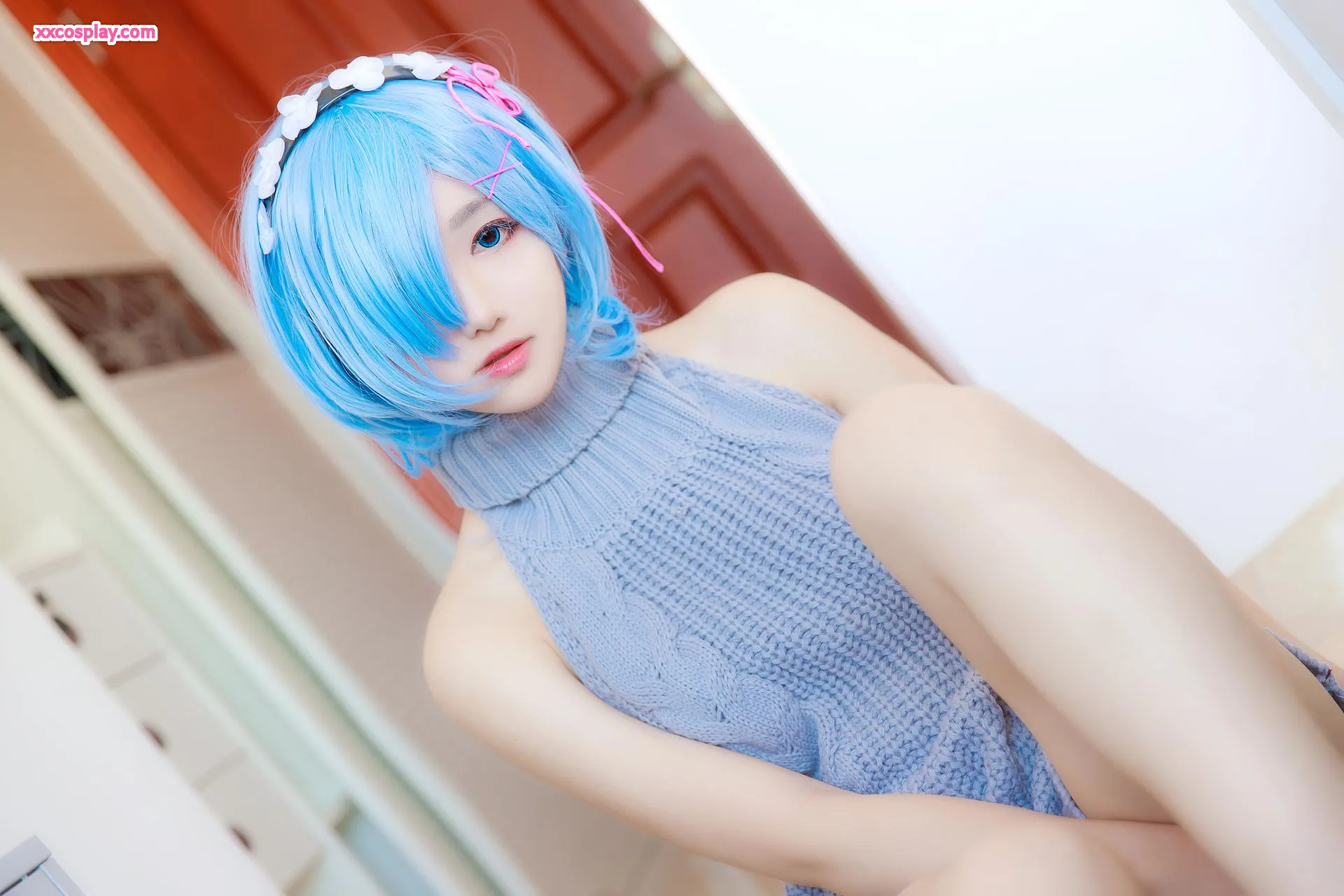 Momoko bilang Rem: Nakakabighaning backless sweater